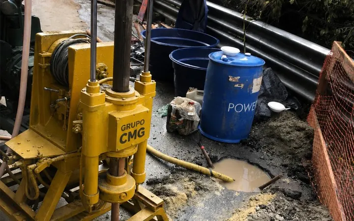 Sonda rotativa do Grupo CMG perfurando em obra urbana, com tanques de água de circulação ao lado
