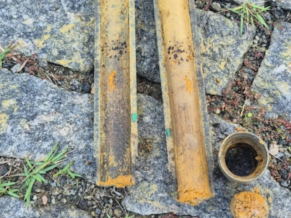 Testemunhos de sondagem rotativa em tubo bipartido, expostos ao lado do barrilete